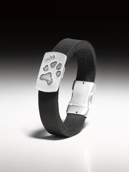 Schwarzes Lederarmband mit rechteckiger Pfötchenabdruckplatte